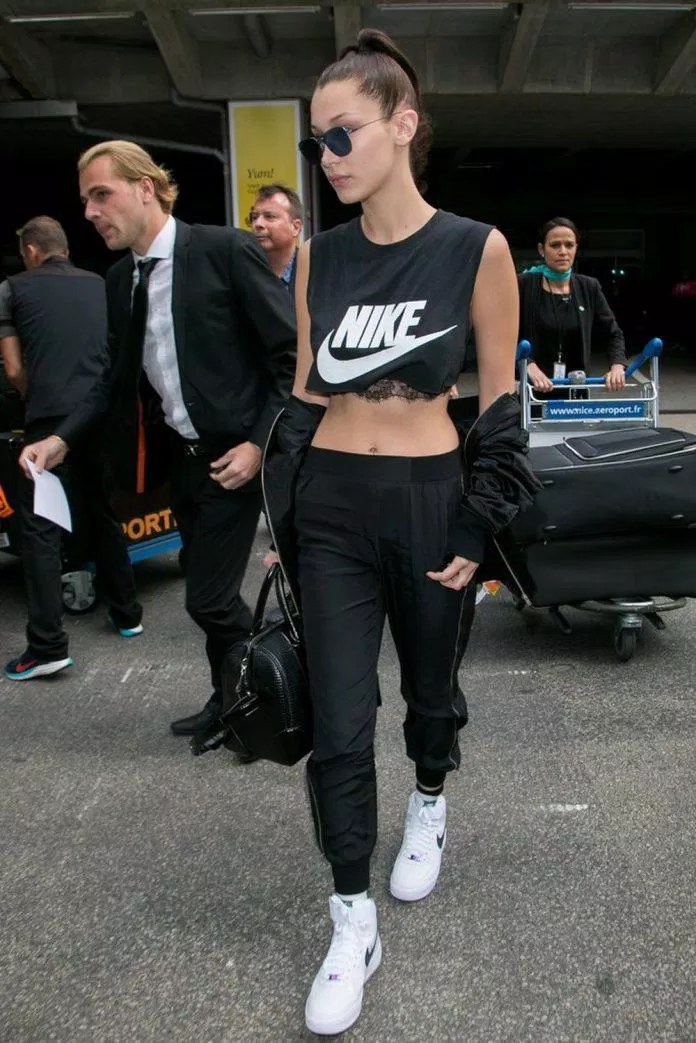 Bella Hadid cũng ưa croptop đen phối cùng jogger đi kèm kính râm và giày Air Jordan. (nguồn ảnh: Internet) Bella Hadid cũng ưa croptop đen phối cùng jogger đi kèm kính râm và giày Air Jordan. (nguồn ảnh: Internet)
