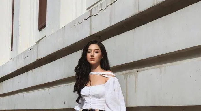 Sao Việt phối quần jogger nâu và áo trắng cách điệu đậm chất vintage. (nguồn ảnh: Internet) Sao Việt phối quần jogger nâu và áo trắng cách điệu đậm chất vintage. (nguồn ảnh: Internet)