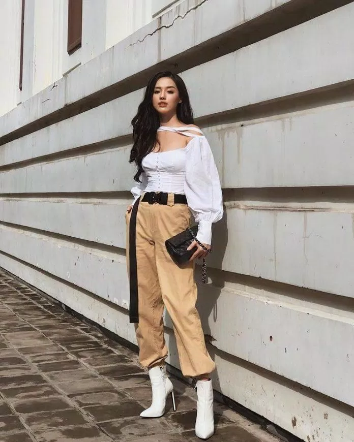 Sao Việt phối quần jogger nâu và áo trắng cách điệu đậm chất vintage. (nguồn ảnh: Internet) Sao Việt phối quần jogger nâu và áo trắng cách điệu đậm chất vintage. (nguồn ảnh: Internet)