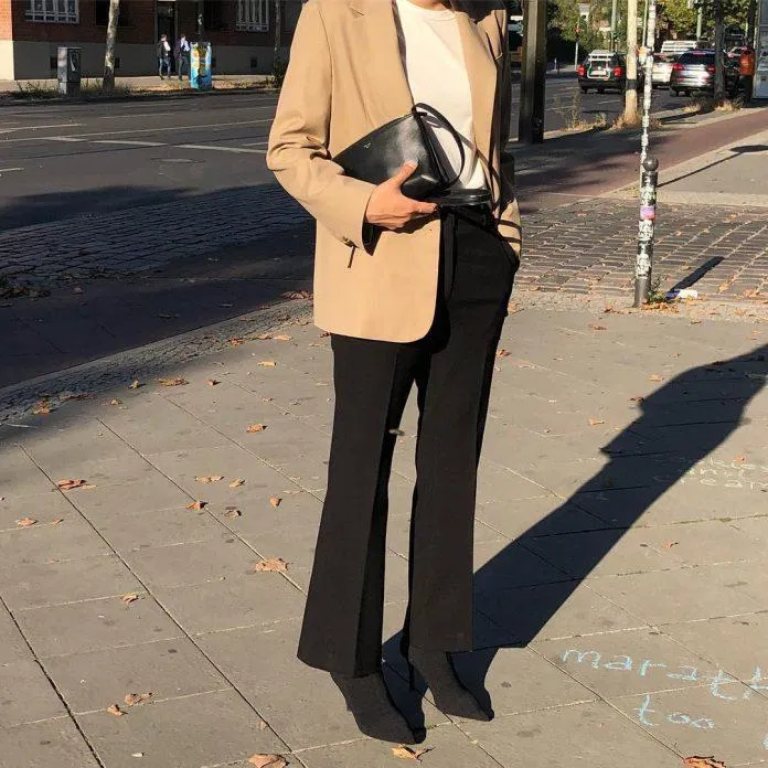 Tổng thể điểm 10 thanh lịch với ba gam màu be, trắng và đen đơn giản (Nguồn: Internet) Tổng thể điểm 10 thanh lịch với ba gam màu be, trắng và đen đơn giản (Nguồn: Internet)