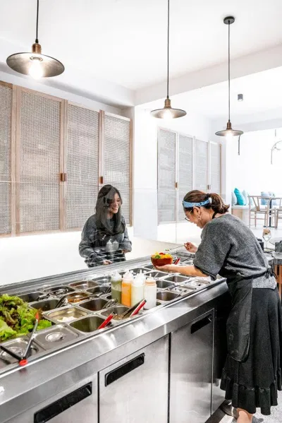 Poke Sài Gòn có nhiều loại topping và trang trí theo tone màu trắng (Nguồn: FB Poke Sài Gòn)