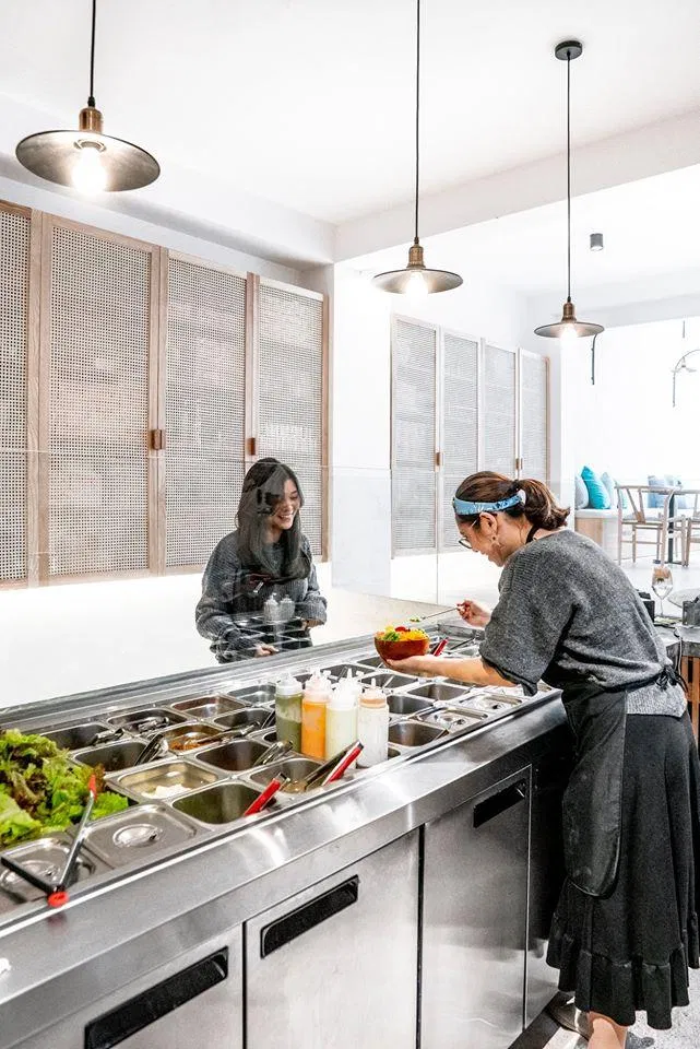 Poke Sài Gòn có nhiều loại topping và trang trí theo tone màu trắng (Nguồn: FB Poke Sài Gòn)