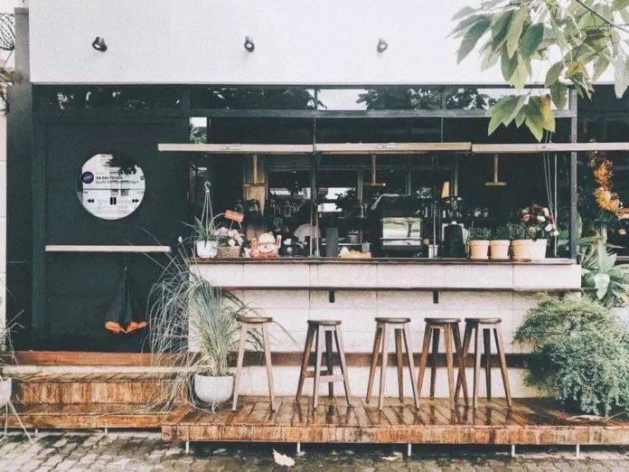 Nhìn từ bên ngoài, phong cách của quán theo kiểu tối giản (Nguồn: FB Le Petit Géant Coffee)