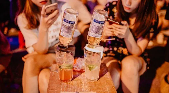 Quán có menu khá phong phú, đặc biệt là bia úp ngược (Nguồn: FB Chill Out)