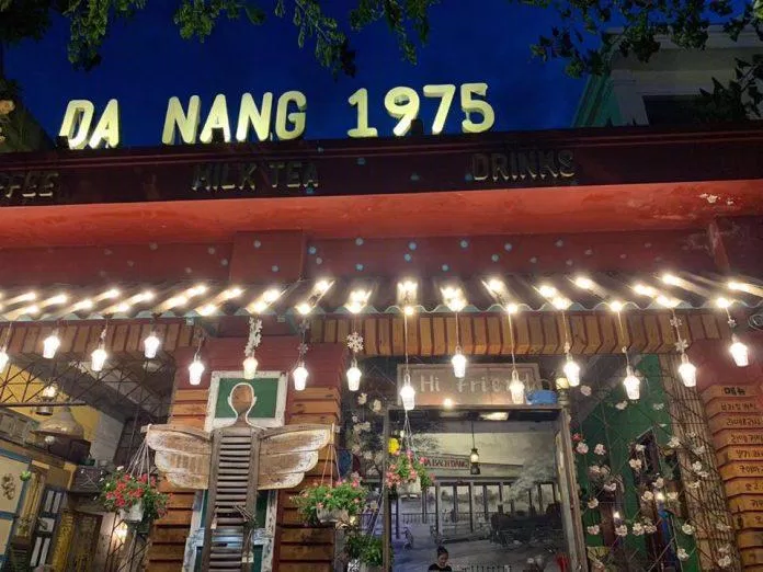 Mặt tiền quán cà phê 1975 về đêm