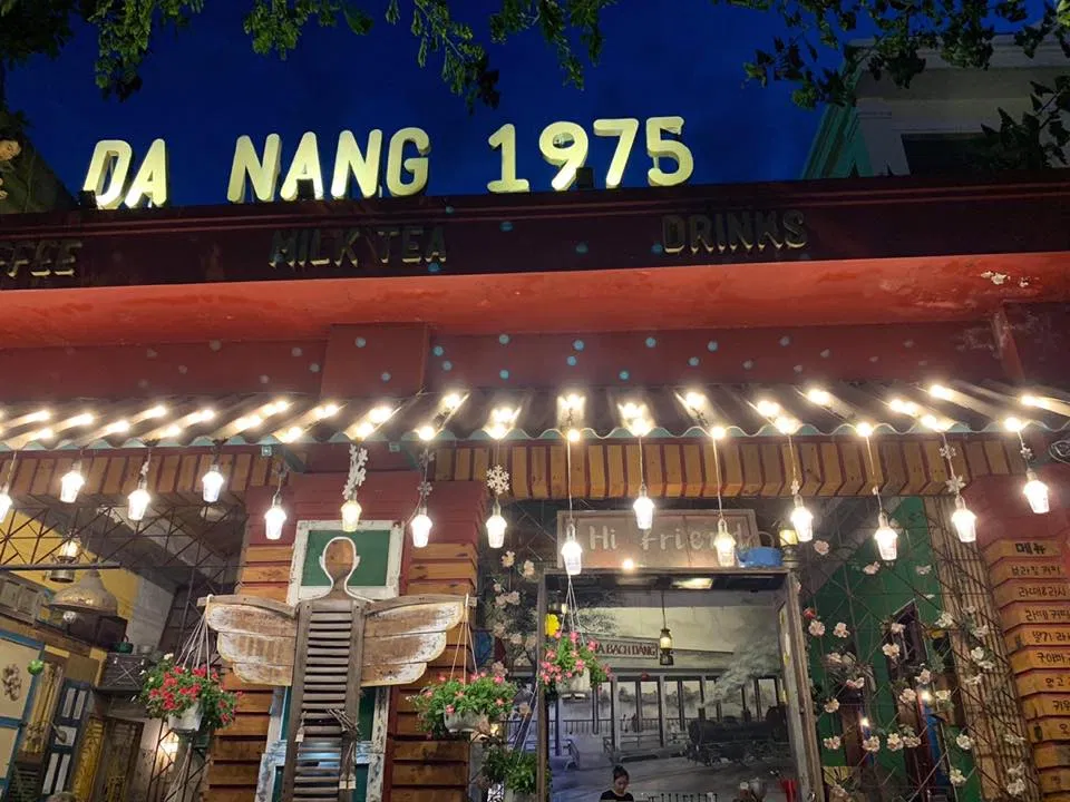 PHía trước cửa hàng cafe 1975 vào buổi tối