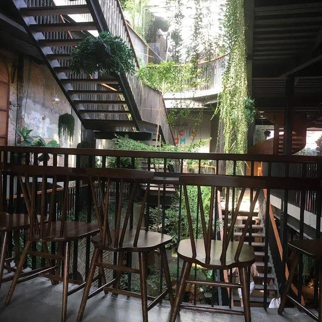 Quán được bao phủ bởi màu xanh của cây. (Ảnh: BlogAnChoi) Quán được bao phủ bởi màu xanh của cây. (Ảnh: BlogAnChoi)