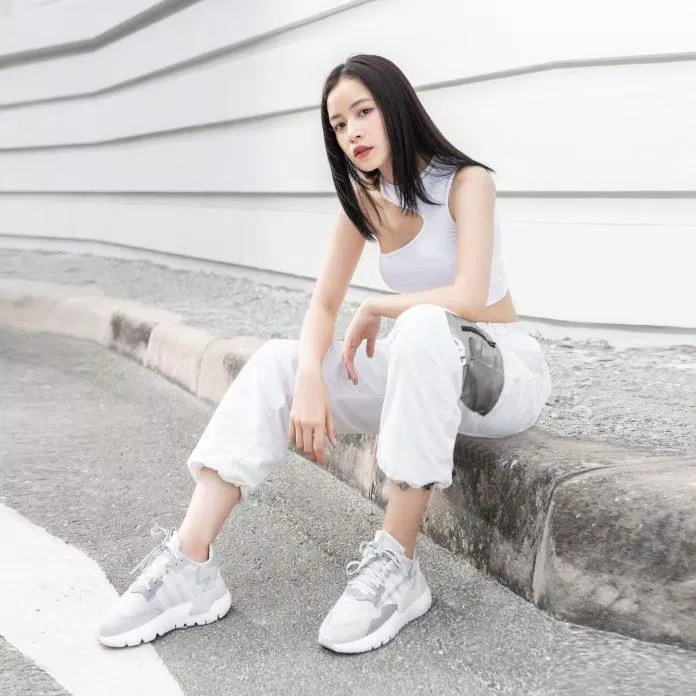 cả tông trắng như này có thể làm bớt đi cái nóng trong cảm nhận của mọi người xung quanh nữa đó. (nguồn ảnh: Internet) cả tông trắng như này có thể làm bớt đi cái nóng trong cảm nhận của mọi người xung quanh nữa đó. (nguồn ảnh: Internet)