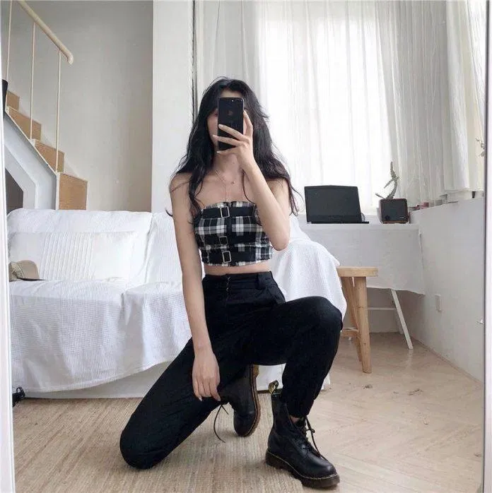 Hay cực ngầu với chiếc áo quây sọc đen trắng và quần jogger đen kết hợp boots cao cổ. (nguồn ảnh: Internet) Hay cực ngầu với chiếc áo quây sọc đen trắng và quần jogger đen kết hợp boots cao cổ. (nguồn ảnh: Internet)