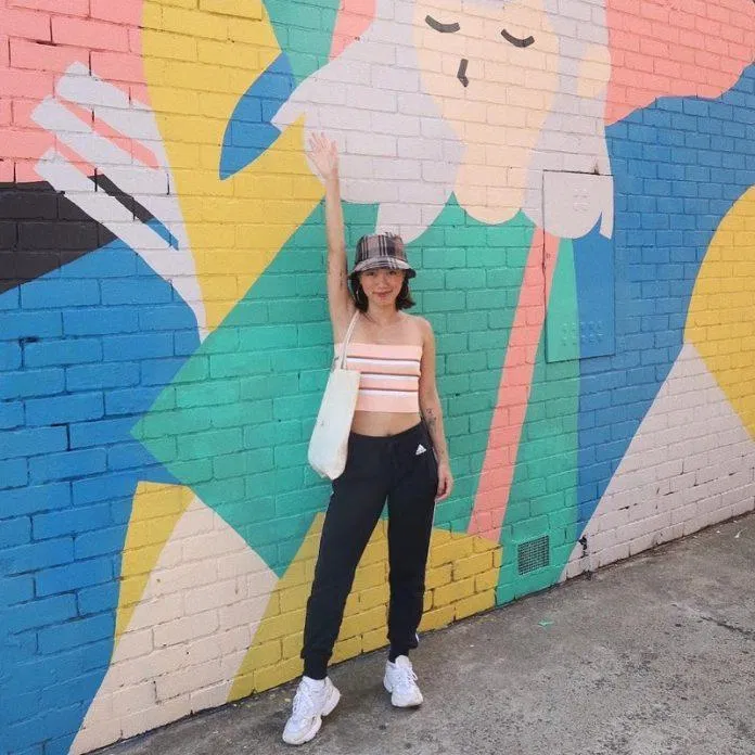 Hay áo quây sọc ngang kết hợp jogger adidas cũng không tệ đâu nha. (nguồn ảnh: Internet) Hay áo quây sọc ngang kết hợp jogger adidas cũng không tệ đâu nha. (nguồn ảnh: Internet)