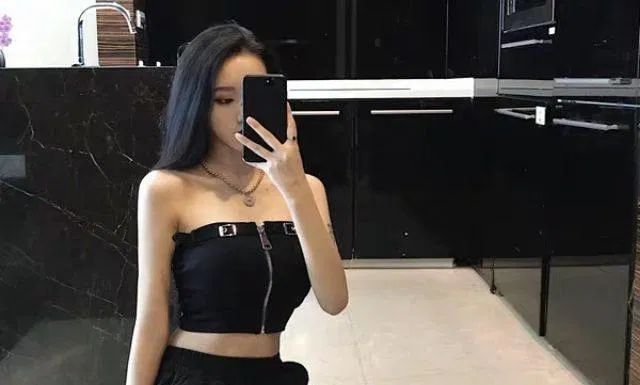 "Black on black" vẫn luôn được rất nhiều cô nàng theo đuổi phong cách cá tính, chất ngầu áp dụng. (nguồn ảnh: Internet) "Black on black" vẫn luôn được rất nhiều cô nàng theo đuổi phong cách cá tính, chất ngầu áp dụng. (nguồn ảnh: Internet)