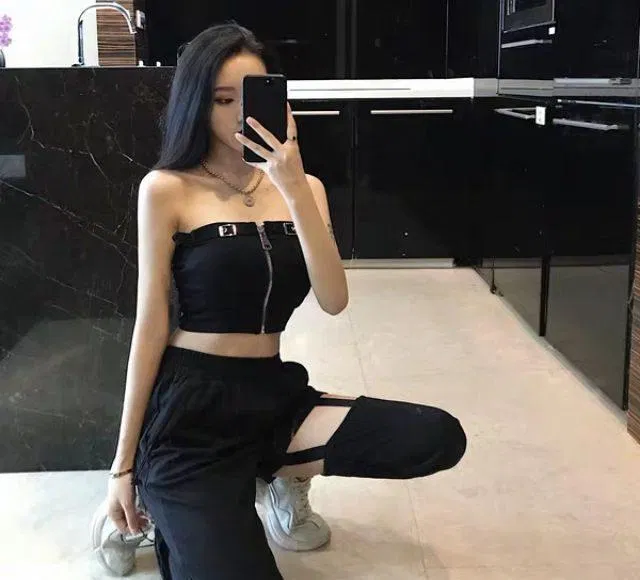 "Black on black" vẫn luôn được rất nhiều cô nàng theo đuổi phong cách cá tính, chất ngầu áp dụng. (nguồn ảnh: Internet) "Black on black" vẫn luôn được rất nhiều cô nàng theo đuổi phong cách cá tính, chất ngầu áp dụng. (nguồn ảnh: Internet)