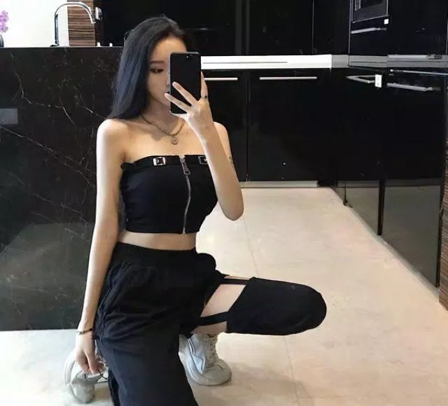 "Black on black" vẫn luôn được rất nhiều cô nàng theo đuổi phong cách cá tính, chất ngầu áp dụng. (nguồn ảnh: Internet)