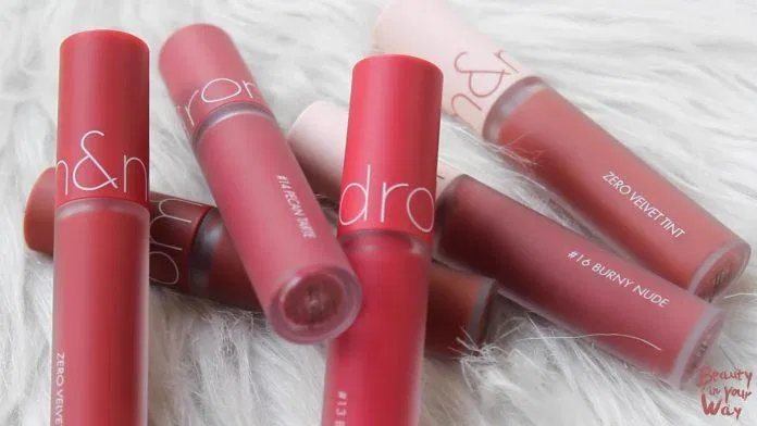 Romand Zero Velvet Tint phiên bản mới có thiết kế thân son thon dài, nắp son có màu khác biệt giữa các collection. (nguồn: Internet)