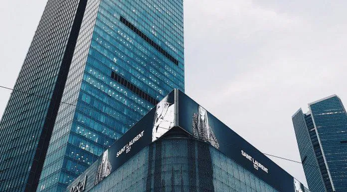 Biển quảng cáo chiến dịch FALL 2020 đặt tại Thượng Hải (day) @rosie_pss Twitter Biển quảng cáo chiến dịch FALL 2020 đặt tại Thượng Hải (day) @rosie_pss Twitter