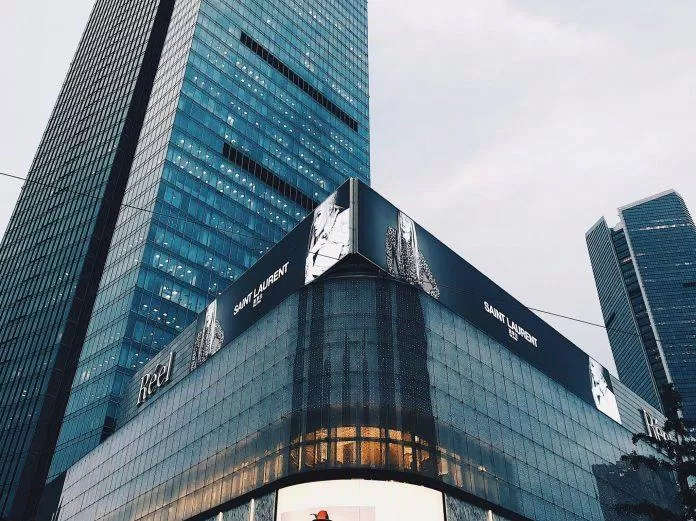 Biển quảng cáo chiến dịch FALL 2020 đặt tại Thượng Hải (day) @rosie_pss Twitter