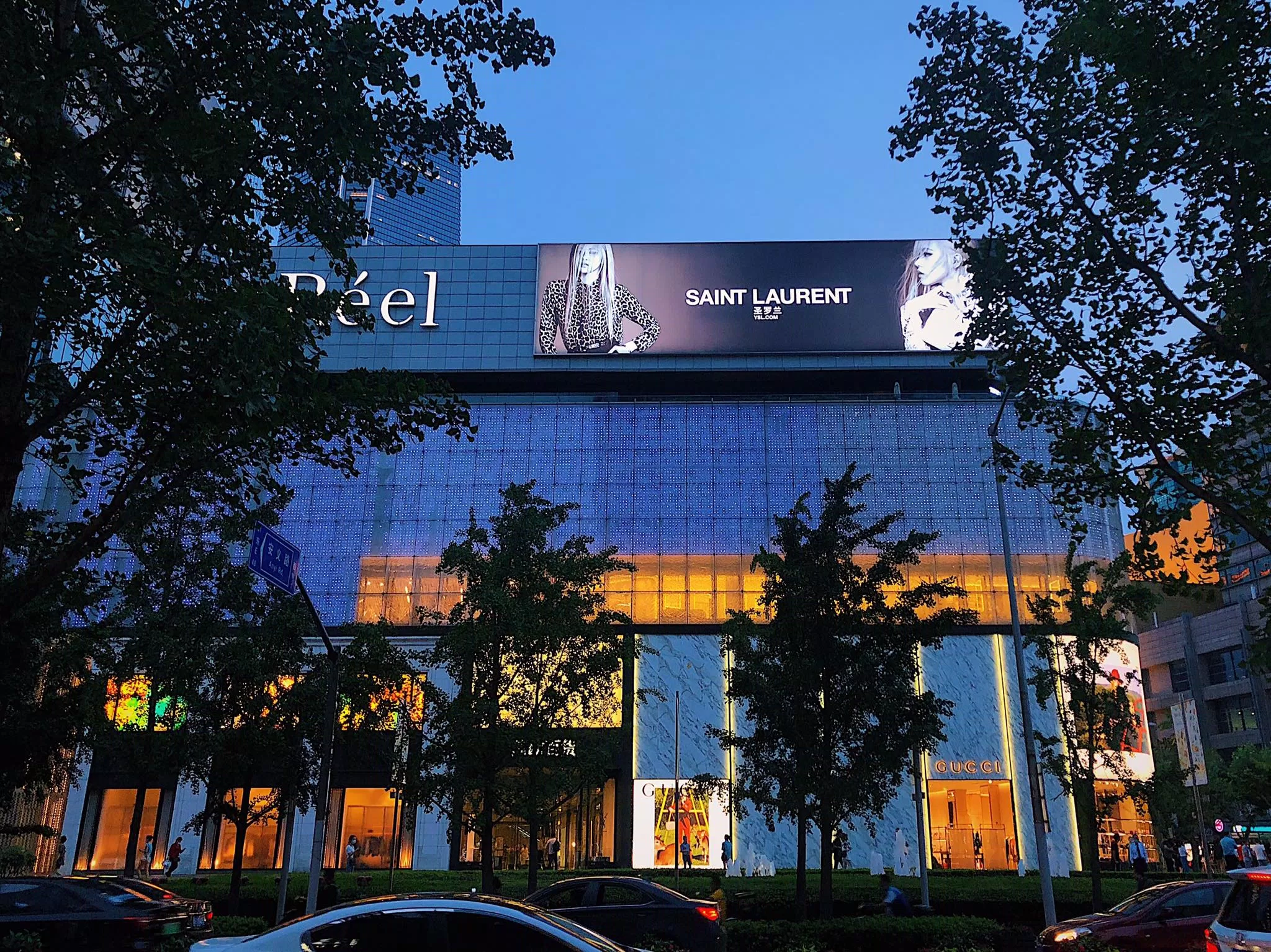 Biển quảng cáo chiến dịch FALL 2020 đặt tại Thượng Hải (night) @rosie_pss Twitter Biển quảng cáo chiến dịch FALL 2020 đặt tại Thượng Hải (night) @rosie_pss Twitter