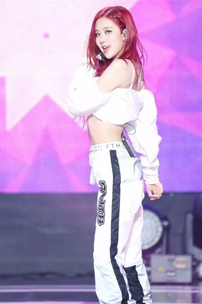 Main Vocal chính của BlackPink với thần thái xuất sắc trong chiếc croptop trễ vai tay bồng và quần jogger kẻ sọc nổi bật. (nguồn ảnh: Internet) Main Vocal chính của BlackPink với thần thái xuất sắc trong chiếc croptop trễ vai tay bồng và quần jogger kẻ sọc nổi bật. (nguồn ảnh: Internet)