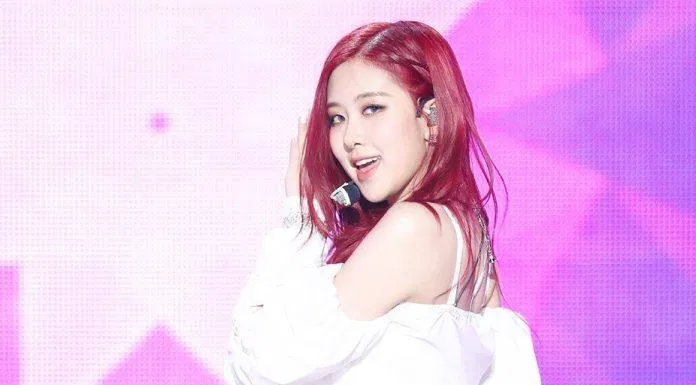 Main Vocal chính của BlackPink với thần thái xuất sắc trong chiếc croptop trễ vai tay bồng và quần jogger kẻ sọc nổi bật. (nguồn ảnh: Internet) Main Vocal chính của BlackPink với thần thái xuất sắc trong chiếc croptop trễ vai tay bồng và quần jogger kẻ sọc nổi bật. (nguồn ảnh: Internet)