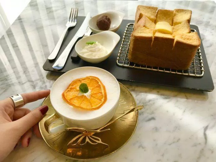 Bánh mì nướng kiểu Pháp dùng kèm Mikan Latte là thực đơn không thể bỏ qua của tín đồ ẩm thực (Ảnh: Internet)