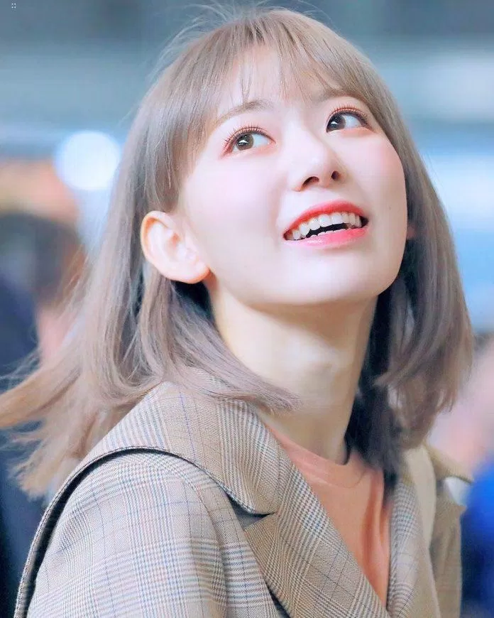 Sakura thẳng thắn đặt ra câu hỏi: "Dựa vào những yếu tố nào mà bạn có thể phân biệt mọi người vậy?" (Nguồn: Internet) Sakura thẳng thắn đặt ra câu hỏi: "Dựa vào những yếu tố nào mà bạn có thể phân biệt mọi người vậy?" (Nguồn: Internet)
