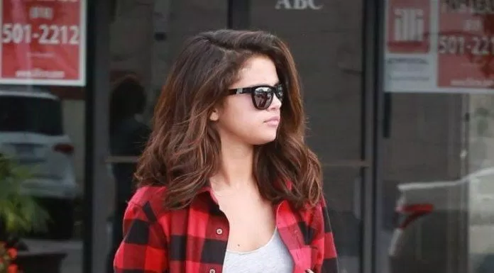 Selena Gomez phối đơn giản mà phong khoáng với chiếc áo sơ mi sọc đen đỏ nổi bật. (nguồn ảnh: Internet)