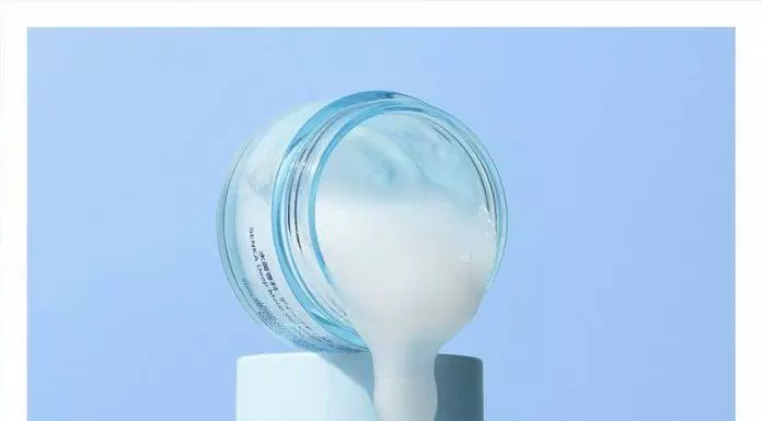 Mặt nạ ngủ Senka Deep Moist Gel Cream có kết cấu lỏng thẩm thấu cực nhanh. (nguồn: Internet)