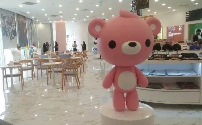 Linh vật của SM - chú gấu SMile quen mặt trong rất nhiều MV của nghệ sĩ SM được đặt gần khu vực trung tâm SMTOWN Việt Nam (Nguồn: Bloganchoi).