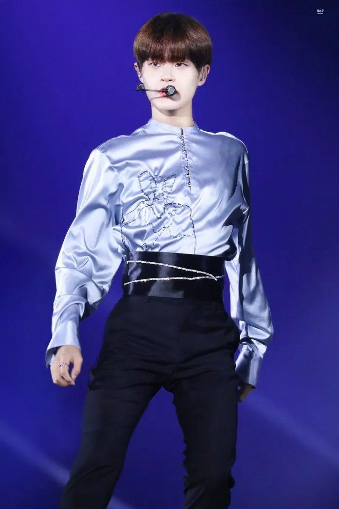 Nam thần tượng sinh năm 2001 khiến fangirl trầm trồ với số đo vòng eo nhỏ xíu không thu kém gì con gái. (Nguồn: Internet) Nam thần tượng sinh năm 2001 khiến fangirl trầm trồ với số đo vòng eo nhỏ xíu không thu kém gì con gái. (Nguồn: Internet)