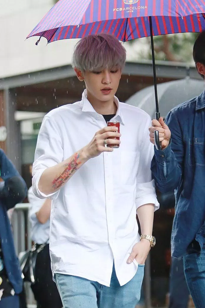 Lon coca có kích cỡ bình thường nhưng đến khi Chanyeol cầm lên lại trông giống như một lon coca size nhỏ. (Nguồn: Internet) Lon coca có kích cỡ bình thường nhưng đến khi Chanyeol cầm lên lại trông giống như một lon coca size nhỏ. (Nguồn: Internet)