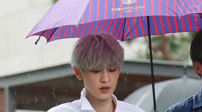 Lon coca có kích cỡ bình thường nhưng đến khi Chanyeol cầm lên lại trông giống như một lon coca size nhỏ. (Nguồn: Internet) Lon coca có kích cỡ bình thường nhưng đến khi Chanyeol cầm lên lại trông giống như một lon coca size nhỏ. (Nguồn: Internet)