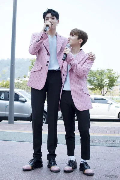 Khoảnh khắc Jinho bị maknae "dìm hàng" chiều cao thê thảm. (Nguồn: Internet) Khoảnh khắc Jinho bị maknae "dìm hàng" chiều cao thê thảm. (Nguồn: Internet)