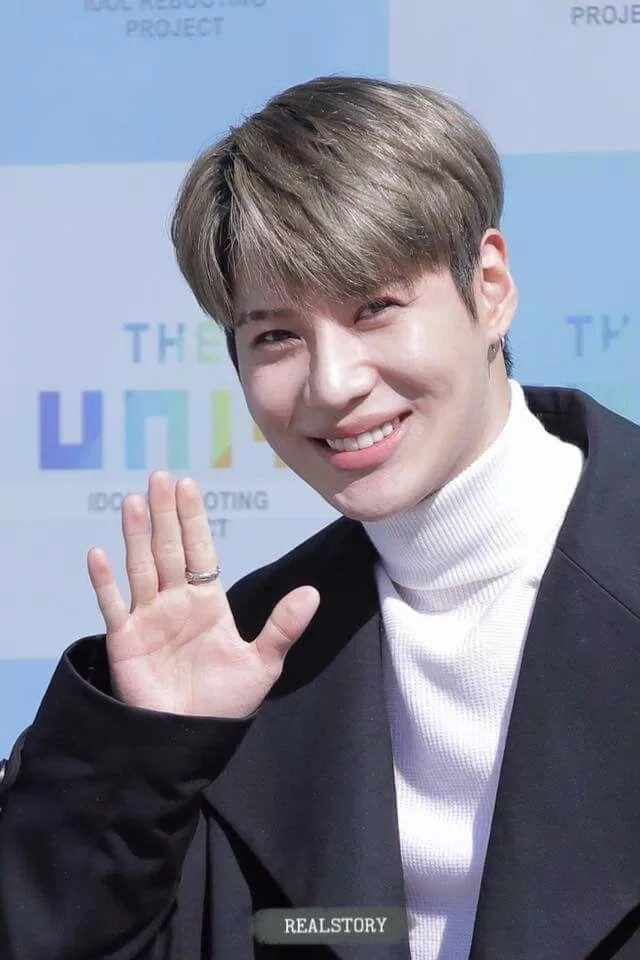 Trên sân khấu lạnh lùng thu hút là thế nhưng em út SHINee lại có đôi bàn tay cực dễ thương. (Nguồn: Internet) Trên sân khấu lạnh lùng thu hút là thế nhưng em út SHINee lại có đôi bàn tay cực dễ thương. (Nguồn: Internet)