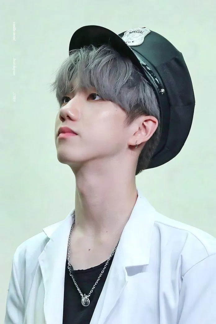 Jeon Doyeom gây bất ngờ khi chia sẻ chiều dài cổ của mình. (Nguồn: Internet) Jeon Doyeom gây bất ngờ khi chia sẻ chiều dài cổ của mình. (Nguồn: Internet)