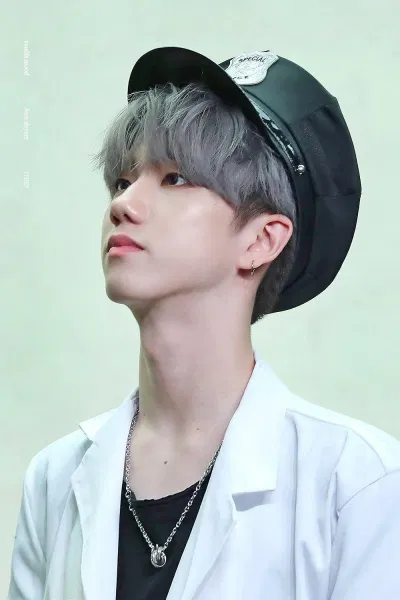 Jeon Doyeom gây bất ngờ khi chia sẻ chiều dài cổ của mình. (Nguồn: Internet) Jeon Doyeom gây bất ngờ khi chia sẻ chiều dài cổ của mình. (Nguồn: Internet)