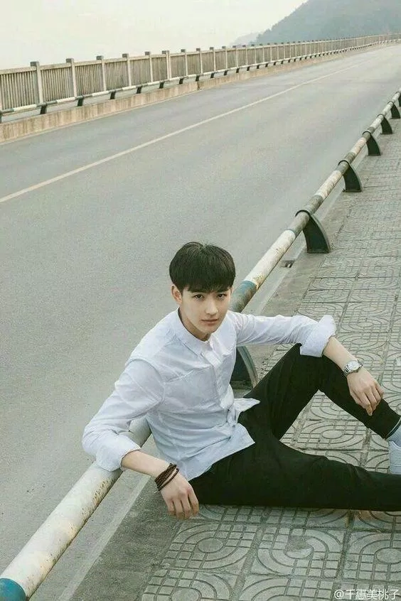 Soái ca sơ mi trắng (Nguồn ảnh: Internet) Soái ca sơ mi trắng (Nguồn ảnh: Internet)