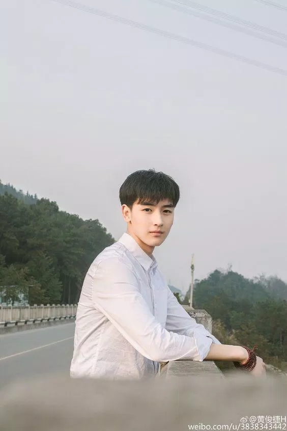 Soái ca sơ mi trắng (Nguồn ảnh: Internet)