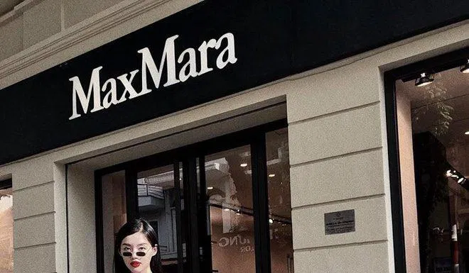 Fashionista Việt khoe phong thái cực đỉnh của mình trong chiếc áo quây kết hợp ống tay bồng và quần jean ống loe. (nguồn ảnh: Internet)