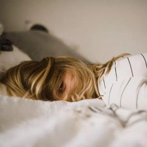 Tập trung giải tỏa stress và ngủ đúng giờ