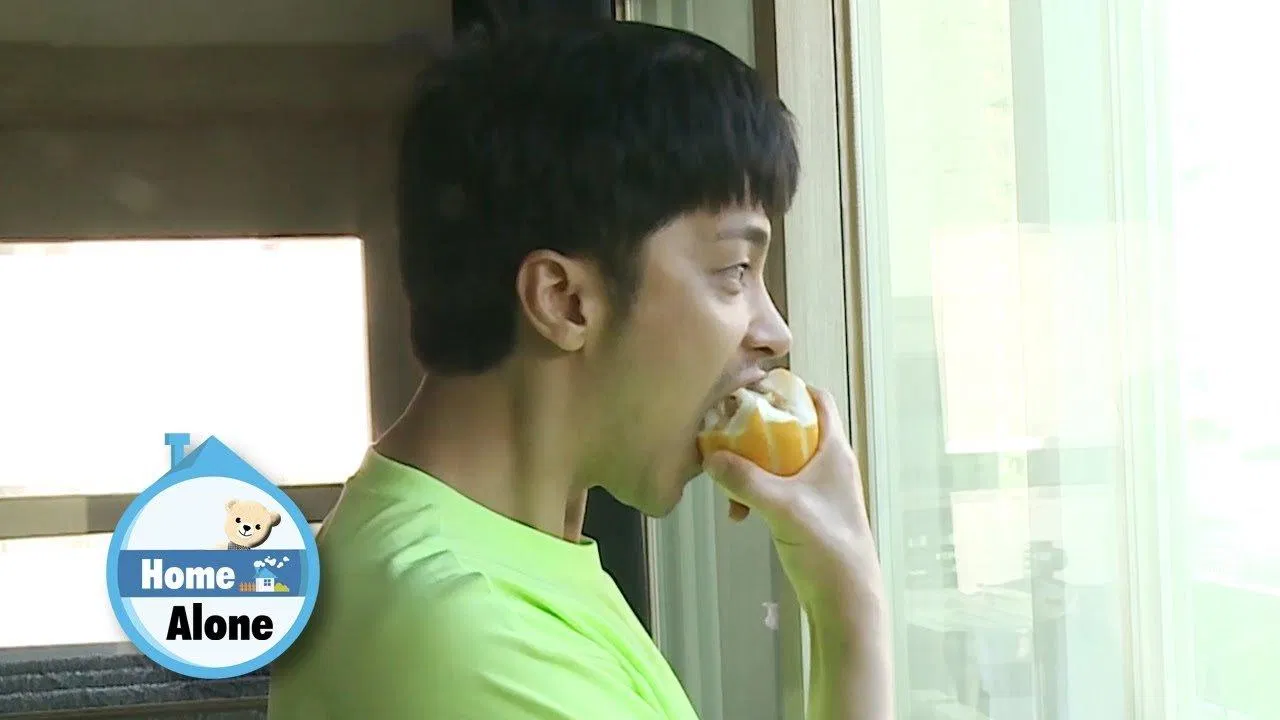 Kiểu ăn trái cây không cần lột vỏ này chỉ có thể là Sung Hoon