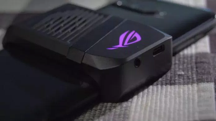 Ổ cắm tai nghe của ROG 3 được đính vào bộ làm mát đi kèm.