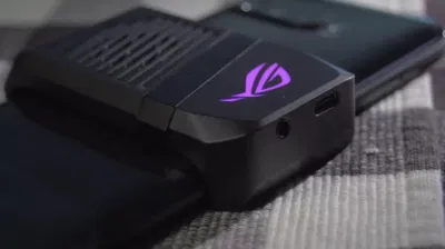 Ổ cắm tai nghe của ROG 3 được đính vào bộ làm mát đi kèm.