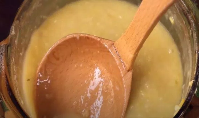 Cho đường, muối vào đun sôi rồi dùng thìa tán nhuyễn đậu xanh (Nguồn: Món ngon)