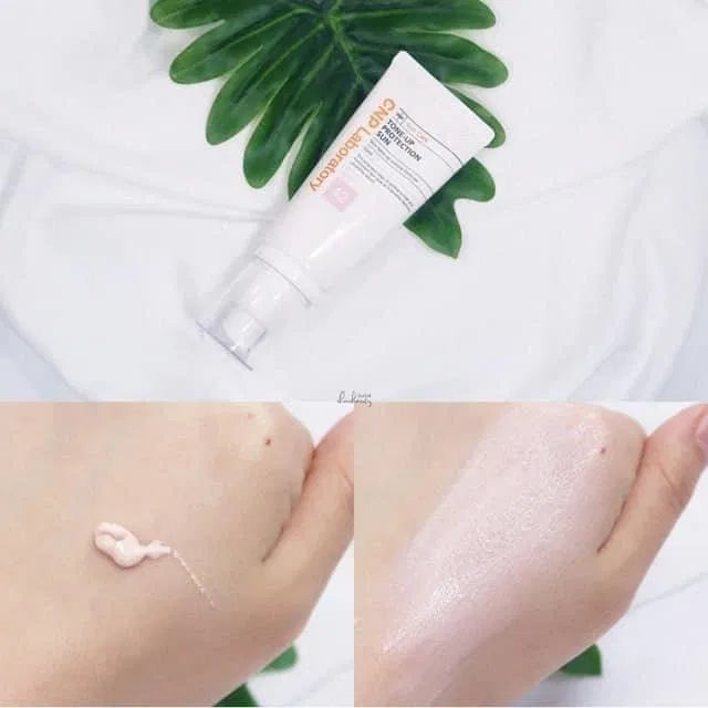 Texture dạng kem khá dày nhưng lại rất dễ tán của sản phẩm. (Nguồn: Internet.)