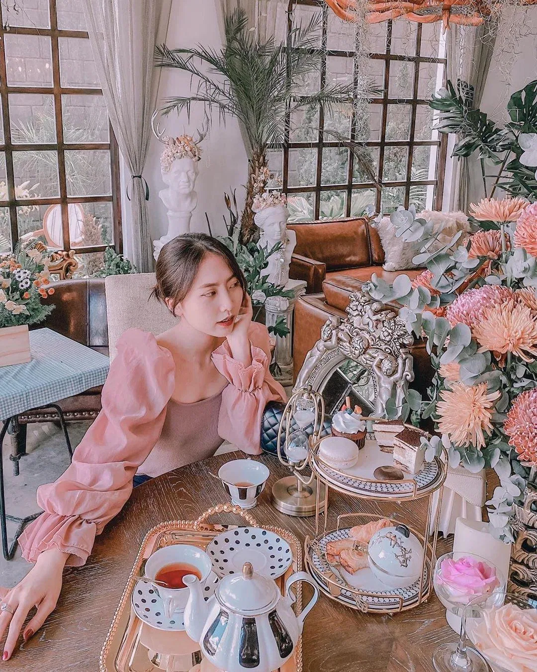 Cách bày trí bánh và trà cũng rất đẹp mắt và sang trọng (Ảnh: Internet).