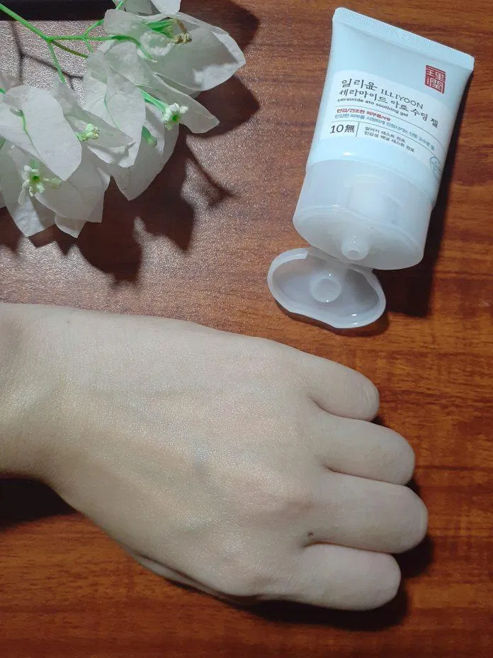 Gel dưỡng không thấm hết vào da hay khô ráo hẳn mà vẫn để lại một màng mỏng nhẹ trên da. (Nguồn: BlogAnChoi.)