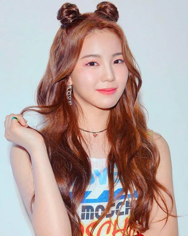 Sở hữu ngoại hình hao hao "tình đầu quốc dân" Suzy, không lạ khi Ayaka là thành viên đầu tiên của NiziU lọt vào danh sách. (Nguồn: Internet)