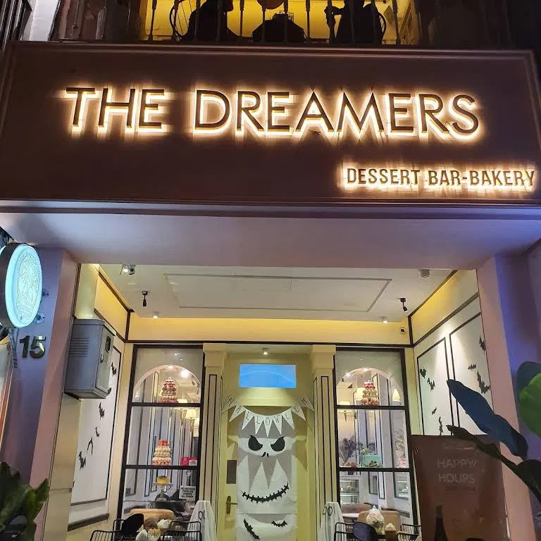 Bên ngoài quán được thiết kế rất tinh tế và thu hút (Nguồn: Internet)