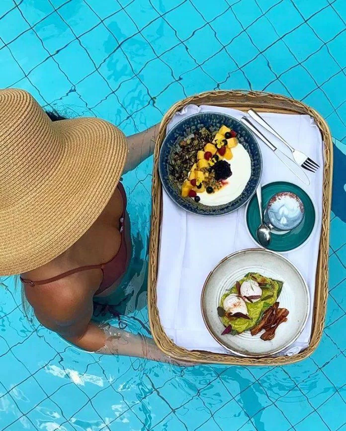 Bạn có thể tận hưởng bữa ăn sáng dưới hồ bơi như Bali nếu đặt bàn trước (Nguồn: The Vintage Emporium)