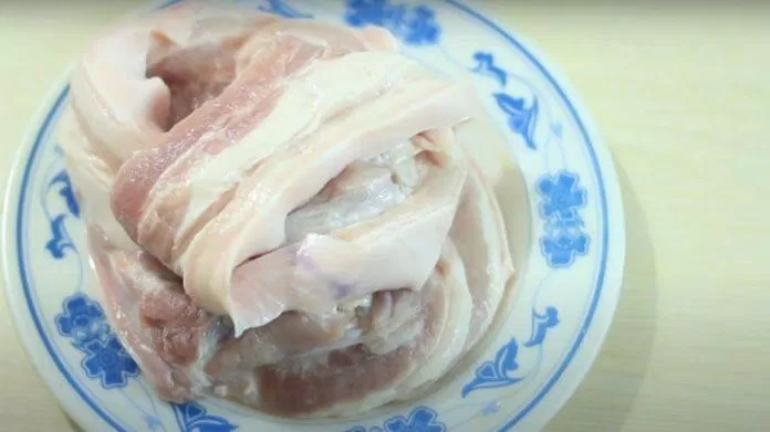 Thịt lợn chọn loại thịt ba chỉ để nướng lên thịt mềm hơn (Ảnh: Internet)